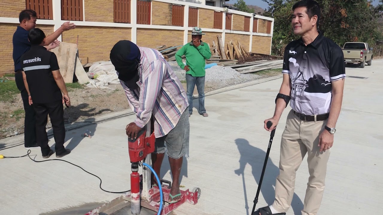 ลงพื้นที่ตรวจสอบโครงการก่อสร้างถนนคอนกรีตเสริมเหล็ก พร้อมระบบระบายน้ำ บริเวณซอยแยกต้นมะขามดำบ่อฝ้าย