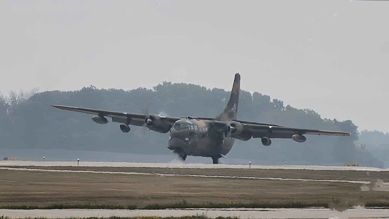 C-123K Thunder pig engine failure on landing at EAA Oshkosh! - YouTube