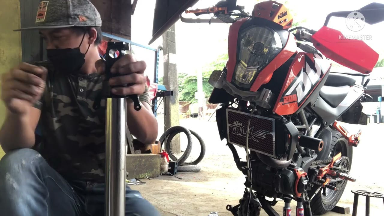 KTM 200                           Replacement of front fork oil seal          