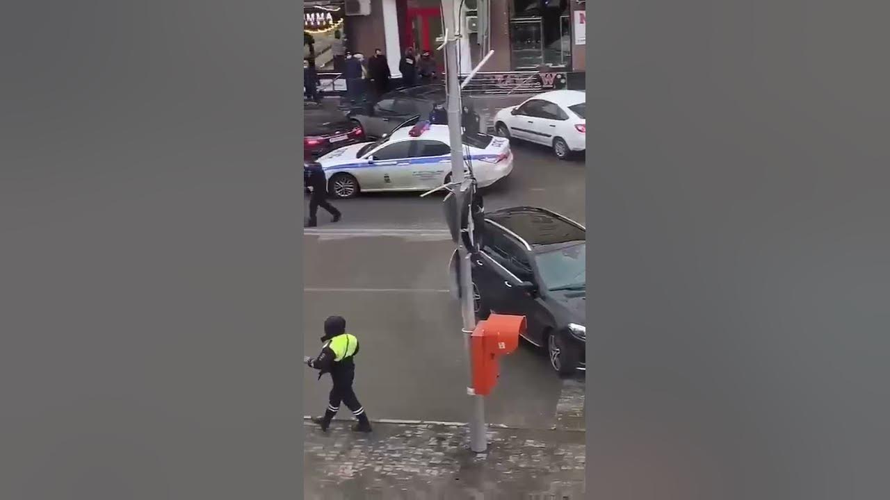 Видео нападения на чибиса. Нападение на полицейских в Грозном. Стрельба в центре Грозного.