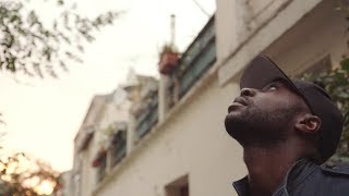 Edgar Sekloka | Qui Ta Dit Quoi ? | Loustic Sessions
Edgar Sekloka playing Qui Ta Dit Quoi ? live for Loustic Sessions
Shot in Paris, September 11, 2017
Vocals: Edgar Sekloka
Guitar: Simon Chenet
Sound: Fahed Al Riachi
Images: Julien Nehring
Photos: Yosri Harzallah & Thomas Nehring - http://bit.ly/2ATsR31
https://www.facebook.com/lousticsessions
https://www.facebook.com/Edgar.Sekloka
http://edgarsekloka.com/
Lyrics:
tu tdemandes quoi ? quest-ce jfais ici ?
jcrée de lart à cqui paraît faut qutu mfélicites yeah !
plébiscite-moi ou me cite pas
jmen fous quand jsrai mort le rap me ressuscitra
jsuis Befa, Biggie
les années 90 à la mode
parcque lfutur est souvent passéiste
descendant Zulu Afrika Bambaata
having fun, love and peace ça franchment je sais pas
musique subversive lyrics insoumis explicit mc
trash talking fanatique
jchronique les vies street sans vitrine invisibles
les exclus fantômes dun soleil élitiste
jte chante si tes dans lombre
si tu parasites si tu encombres si tes un peu sombre
si chaque jour est une menace comme un clap de fin
jte chante en refrain si tes défait lespoir défunt
vulgaire poésie
cest ça quon écrit
ça fait du bruit
depuis la naissance rien quon crie
on braille cest trash mais oh ! qui ta dit quoi ?
on encaisse en vérité cest ça lproblème on splaint pas
la paix larmistice avec nous-même on la trouve où ?
jme bats contre moi les pieds pris dans le bayou
tu veux connaître nos coulisses
écoute un peu
on pleure nos détresses sur scène
pour se sentir mieux
des loups dans la nuit
ténèbres dans la ville
on cherche des lucioles sur des samples des vinyles
sonate du bitume crée des freestyles soudains
des trucs à défendre propos politiques sans scrutin
un
rien suffit jdonne ma voix sans bulltin
un
kondé un clandé bavure à raconter
un
plan B plombé linnocent est tombé
la révolte fait irruption
y a des volcans sur face B
encre de soufre nos paroles cest la foudre
tu danses sur des sons qui sentent la poudre et lessence là
nos utopies font peur, nos rêves sont terroristes
ils explosent dans nos couplets ici dans tous les sens là
dos au mur agressés par linextricable
on fait des fautes de frappe que lsmartphone tolère à lusure
sur instru on existe, reste du temps on srésigne
en bref nos battments dcoeur font souvent 16 mesures Edgar Sekloka | Qui Ta Dit Quoi ? | Loustic Sessions