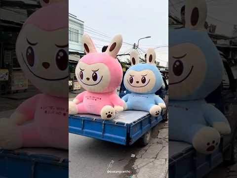 Boneka Labubu terbesar