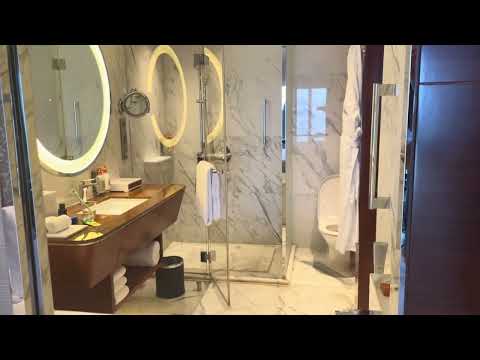 Crowne Plaza Macau Deluxe King Room Tour