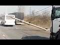 На окружной в Ярославле на дорогу упал столб
