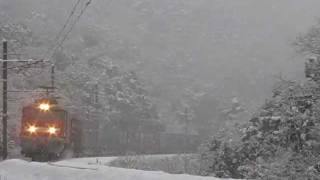 雪の鳩原ループを走る EF510-5牽引 4084レ