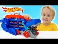 Chris oyuncak arabalarla oynuyor ve Hot Wheels şehrini kurtarıyor