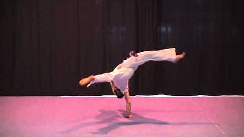 Meia Lua Reversao -- Capoeira movimento + slow motion