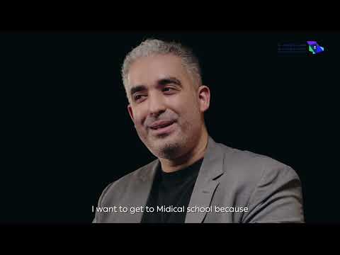 قصة الدكتور عبدالعزيز الشافعي جراح العظام في مستشفى الهيئة الملكية بالجبيل وعازف البيانو