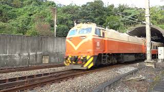 02/17/2023 台鐵 521次 自動門莒光號 本務E236電力機車 山佳站魚尾鈑通過 / TRA GE E42C automatic door Juguang express