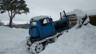 Тракторы ДТ-75, мощь в снегу! Tractors, bulldozers from the USSR DT-75 shoveling snow