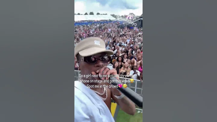Watch moment wiz recorded a video with a fan phone that was thrown into the stage #wizkid