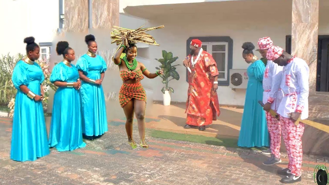 She Only Came 2 Drop D Firewood She Fetched For D Queen Bt D Prince Saw Her And Fell In Luv With Her