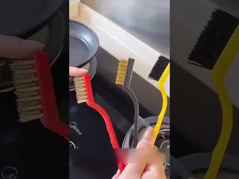 فرشاة تنظيف البوتاجاز بشعيرات معدنية خاصة لتنظيف الترسبات الناتجة عن الزيوت وبقايا الطعام 