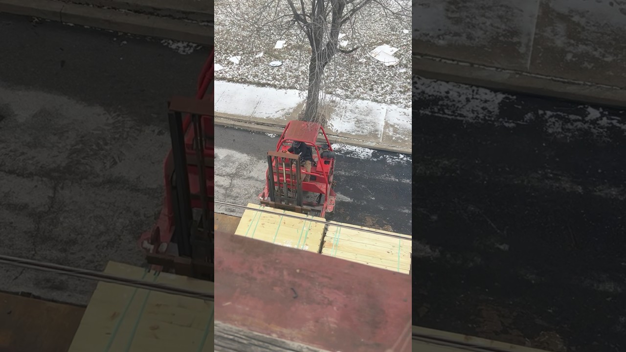 Быстрая разгрузка стройматериала погрузчиком