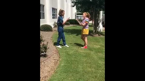 Millie Bobby Brown and Sadie Sink singing the Frozen musical - behind the scenes Stranger Things 3