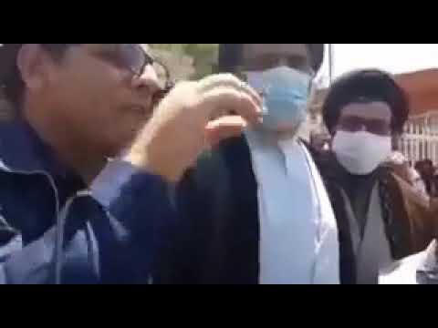 مشاجره ی امام جمعه ی فاسد و حقه باز اهواز با کارگران نیشکر هفت تپه در برابر فرمانداری رژیم در شوش