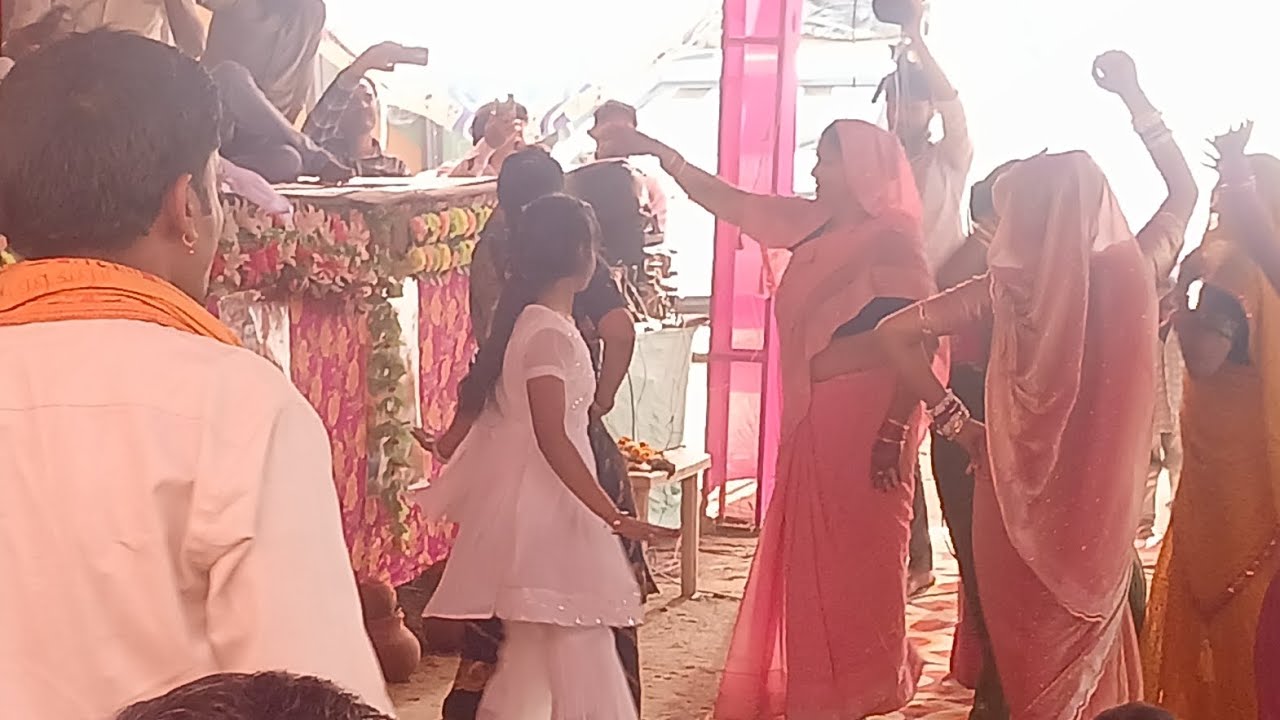 दीक्षा शास्त्री जी भागवत गांव जरैट अलीगढ मे सुपरहिट डान्स 