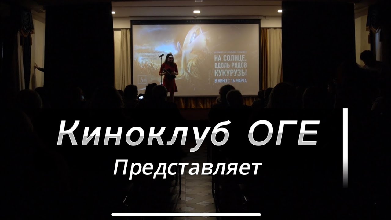 на солнце вдоль рядов кукурузы