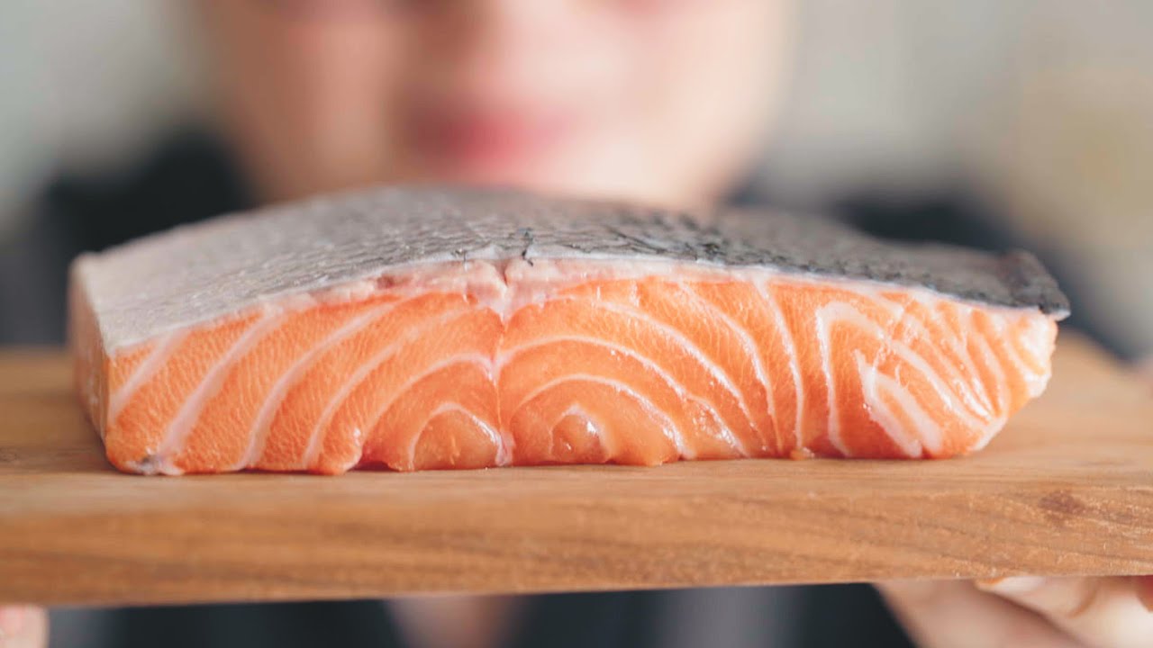 總是把鮭魚煎太柴？3個步驟煎出一條完美脆皮鮭魚，嫩到出汁！