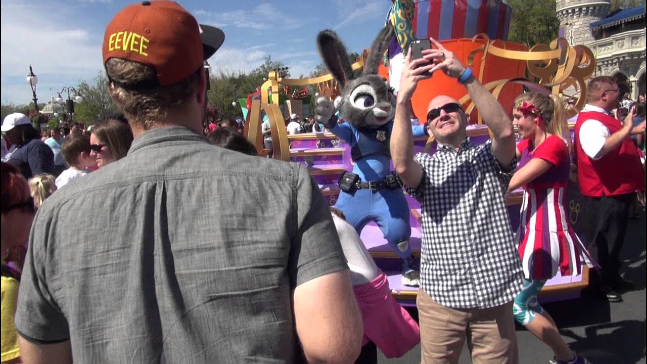 Nick & Judy staring in Move It! Shake It! Dance & Play It! Street Party