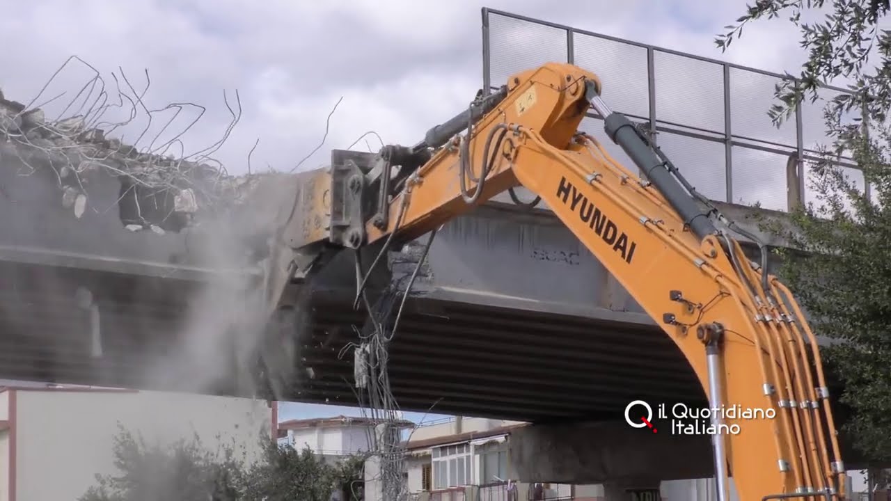 Demolizione viadotto ex ss 96, ripresi i lavori dell'Anas: un tempo le coppiette cercavano intimità