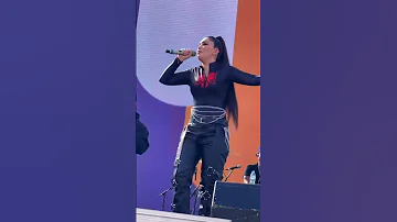 Enisa Performs Mockingbird At Her Concert 