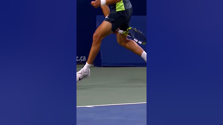 Alcaraz hits a tweener winner!