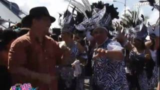 Minister Michelle Hooyboer Winklaar Y Minister Mike De Meza Gozando Cu E Pueblo Durante Carnaval San Nicolas