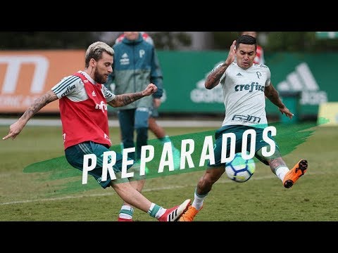Roger trabalha bolas aéreas e triangulações antes de duelo contra o Botafogo
