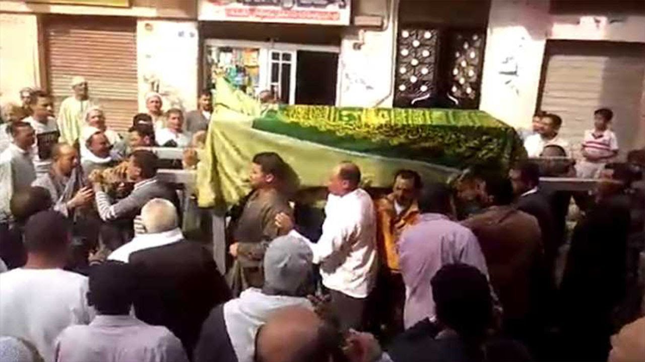 جنازة ترفض الدخول الى المسجد لسيدة والسبب صادم سبحان الله