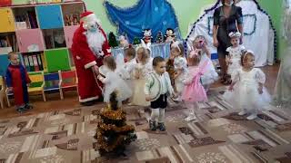 Игра Со Снежками Деда Мороза И Ребят Группы Раннего Возраста 