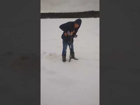 Шуруповерт dewalt dcd 996 и ледобур. Осторожно, ломает руки))