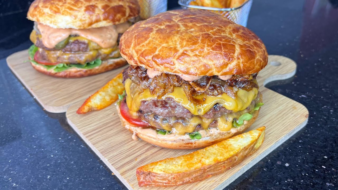 برجر منزلي  بحجم كبير بعجين خفيفة متل القطن  مع جميع التفاصيل من ألف إلى الياء👌