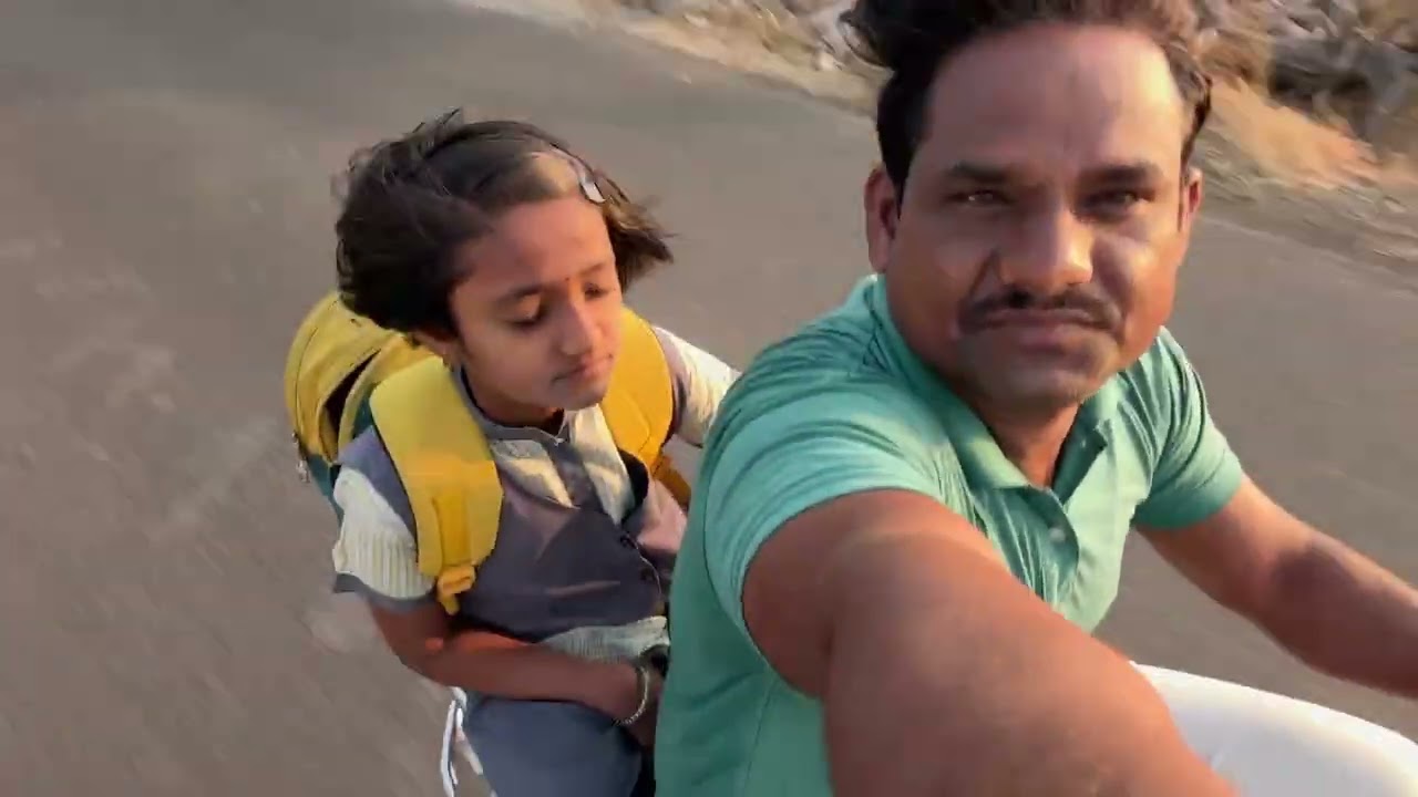 आज सकाळी सकाळी अंकिताला शाळेत सोडायला निघालो बेकरीतल खायला दिल डब्याला ❤️#gavthipunam 