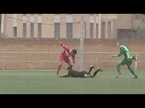حكم مغربي يتعرض للهجوم بعد إعلانه ضربة جزاء في دوري الهواة بإسبانيا