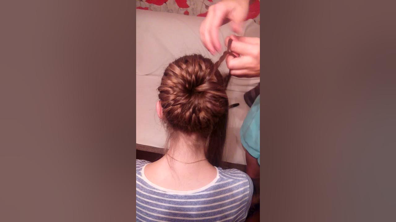 Французский водопад заплетение. Красивые несложные прически. Простые прически на длинные волосы пучок. Корзиночка из волос пошагово. Простые прически на длинные волосы пучок.