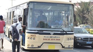 Regardez ce que ce gars fait dans le bus Dakar Dem Dikk 😂😂😂