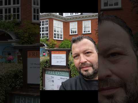 على عتبة الوعي وقفت أمام منزل من عل منا الإصغاء لما لا ي قال