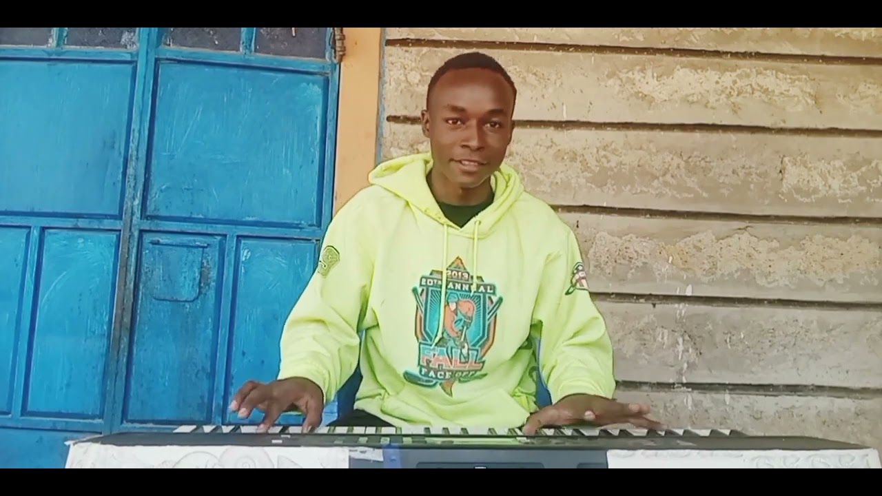 See how this man is playing Piano seben like a pro 😱💥