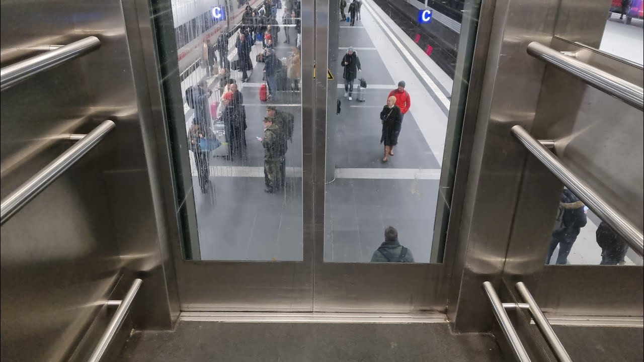 Fahrstuhl OTIS 2000 H im Hauptbahnhof Berlin
