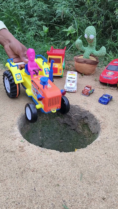 Tractor Pushing jcb yellow car red car and rickshaw hulk & me 😲 in pit #jcbtoy #jcb #viral part-48