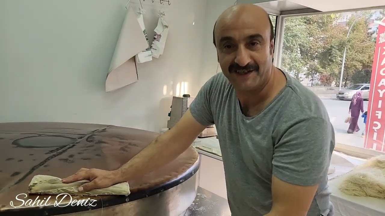 Malatya Şen Köşe Kadayıfçı Emin Usta kadayıfın ceviz, yağ ve şerbetle harmanlanmasını da anlattı