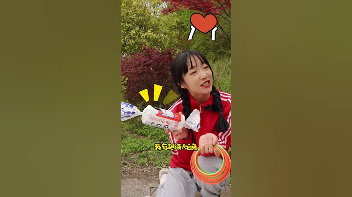 小卖部姐姐来摆摊套圈了！和山鸡哥PK，你们说小月月该去谁那里套圈呢？ #童年回忆 #套圈 - 天天要闻