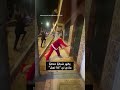 شرطي متنكر بزي بابا نويل يداهم عصابة مخدرات شرطي متنكر بزي بابا نويل يداهم عصابة مخدرات