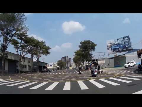 #差點車禍  過路口一定要減速(高雄創新路)