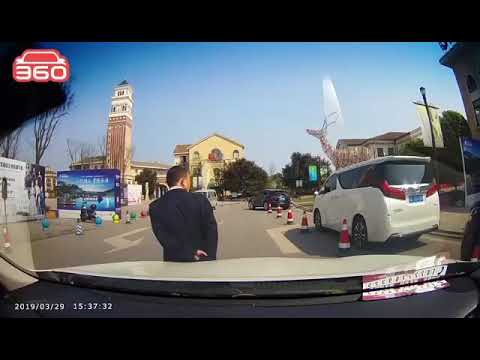 碰瓷的遇上警察 實在忍無可忍 就無需再忍 該出手時就出手 大快人心
