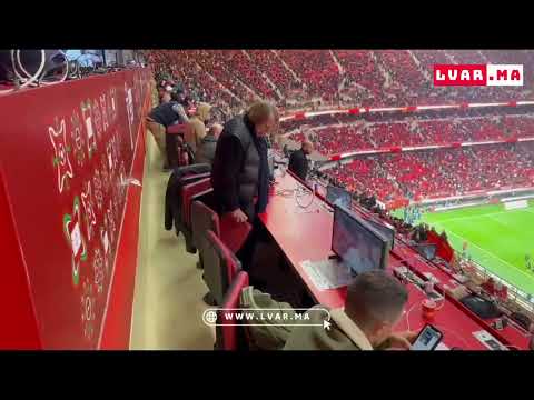 خارج الحسابات التكتيكية كلود لوروا يعتني بتسريحة شعره في المدرجات 