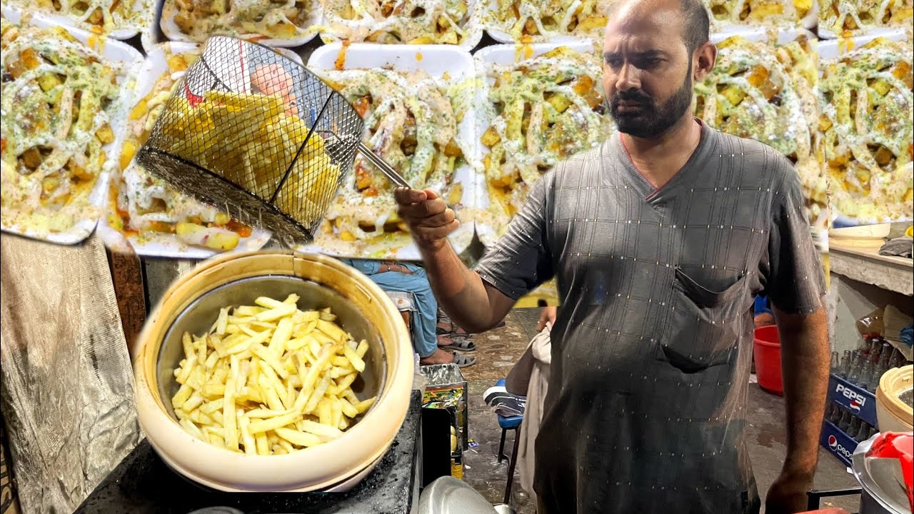 Memon society ki Mashoor French Fries - Street food of Hyderabad Pakistan.
