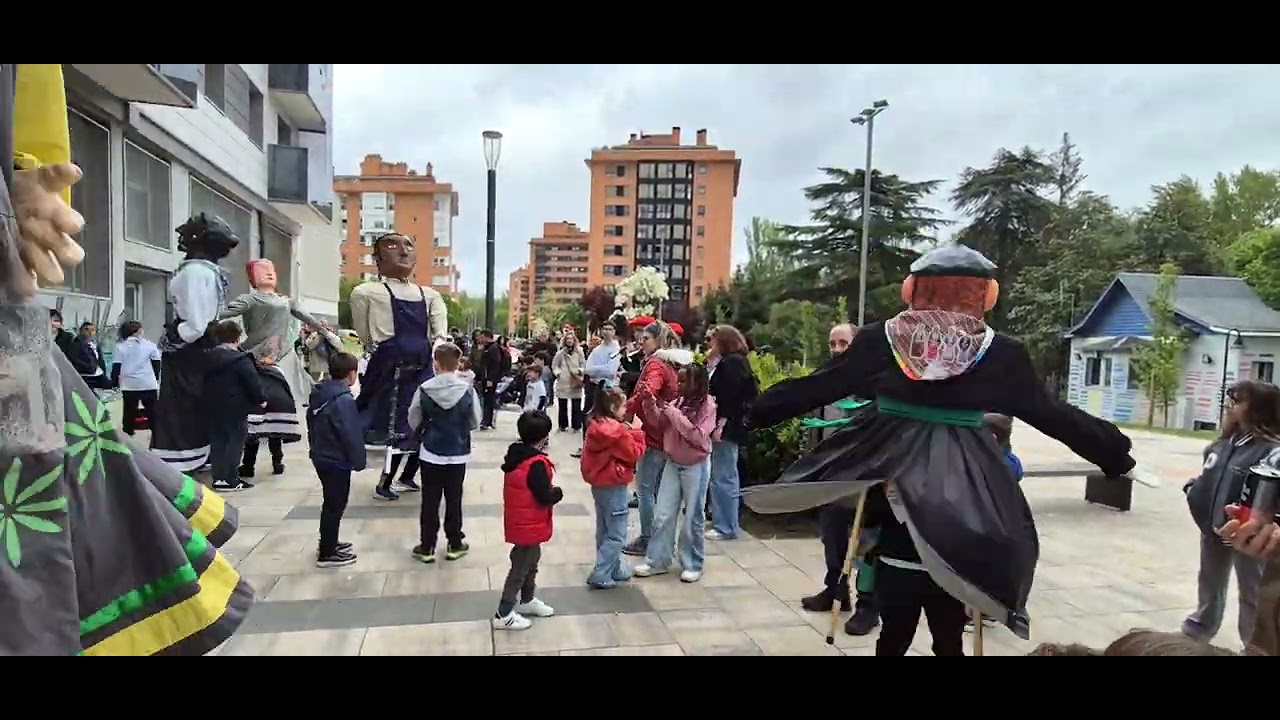 FIESTAS SAN JORGE 2025. POLONESA CON LOS GIGANTES TXIKIS DE SANDUZELAI @vamosdegigantes