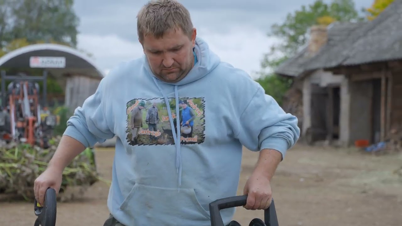 Czyszczenie podwórka w Plutyczach Jarek myje myjką ciśnieniową Gienek I Andrzej Rolnicy z Podlasia